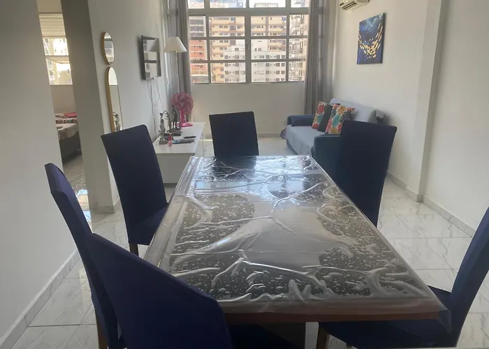 Em 5 minutos a pé tá na praia e no Shopping Praiamar, 2 quartos, 2 banheiros, portaria 24 horas, elevador, garagem, ar condicionado, wi-fi!