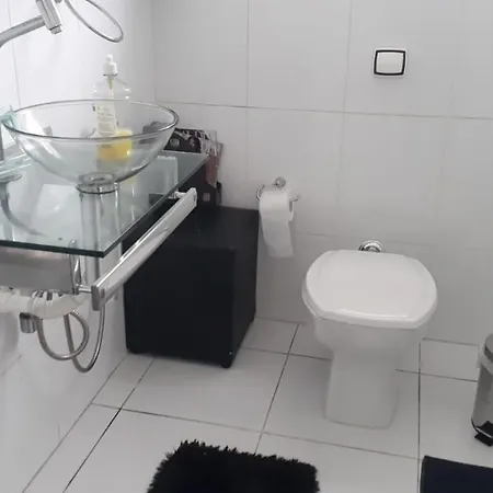 Em 5 minutos a pé tá na praia e no Shopping Praiamar, 2 quartos, 2 banheiros, portaria 24 horas, elevador, garagem, ar condicionado, wi-fi! Santos  Exterior foto