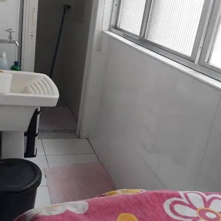 Em 5 minutos a pé tá na praia e no Shopping Praiamar, 2 quartos, 2 banheiros, portaria 24 horas, elevador, garagem, ar condicionado, wi-fi! Santos  Exterior foto